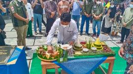 Wakil Bupati Meresmikan Mushola Baitussalam dengan potong tumpeng